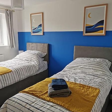 Modern Roomy 3 Bedroom Home Першор Экстерьер фото