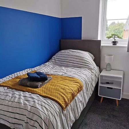 Modern Roomy 3 Bedroom Home Першор Экстерьер фото