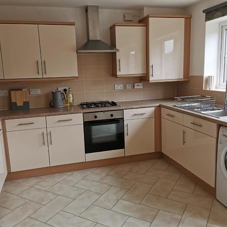 Modern Roomy 3 Bedroom Home Першор Экстерьер фото