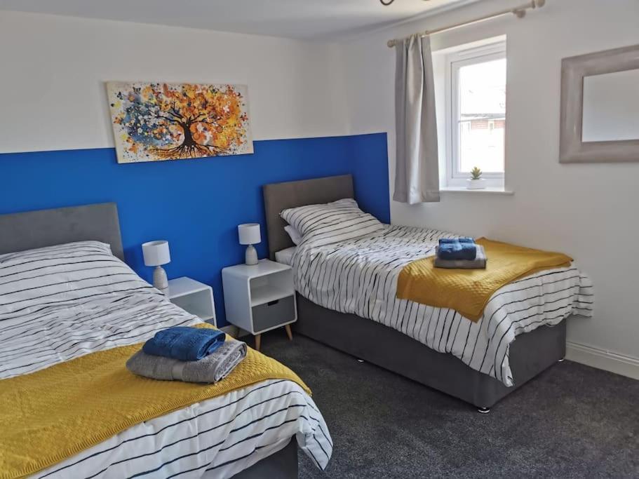 Modern Roomy 3 Bedroom Home Першор Экстерьер фото