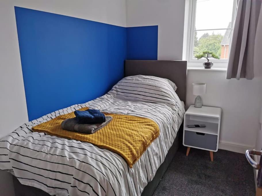 Modern Roomy 3 Bedroom Home Першор Экстерьер фото
