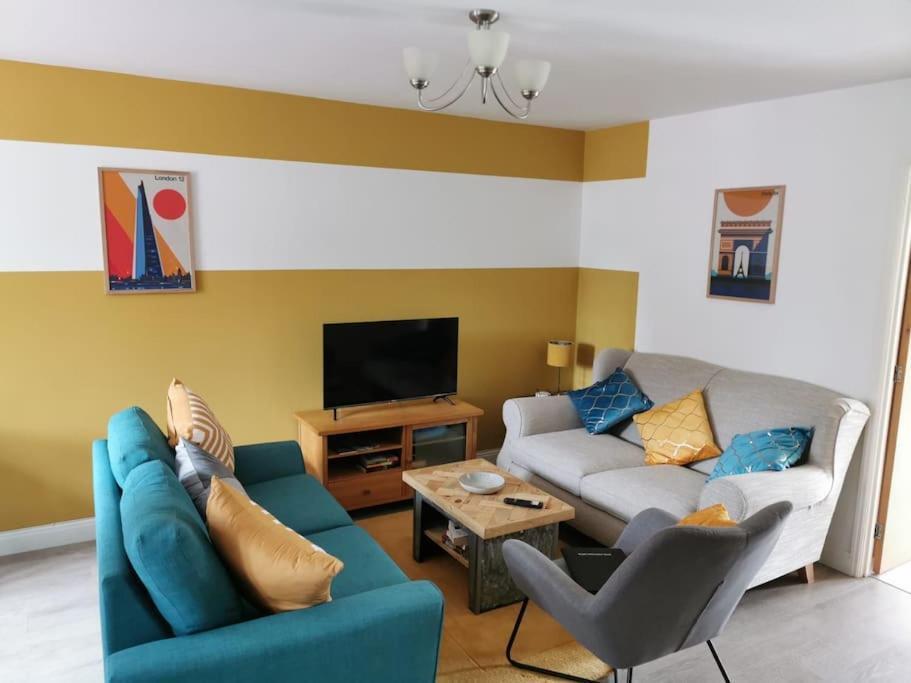 Modern Roomy 3 Bedroom Home Першор Экстерьер фото