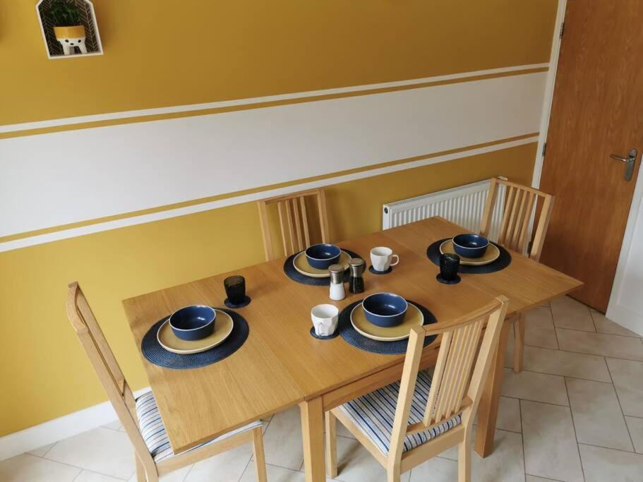 Modern Roomy 3 Bedroom Home Першор Экстерьер фото