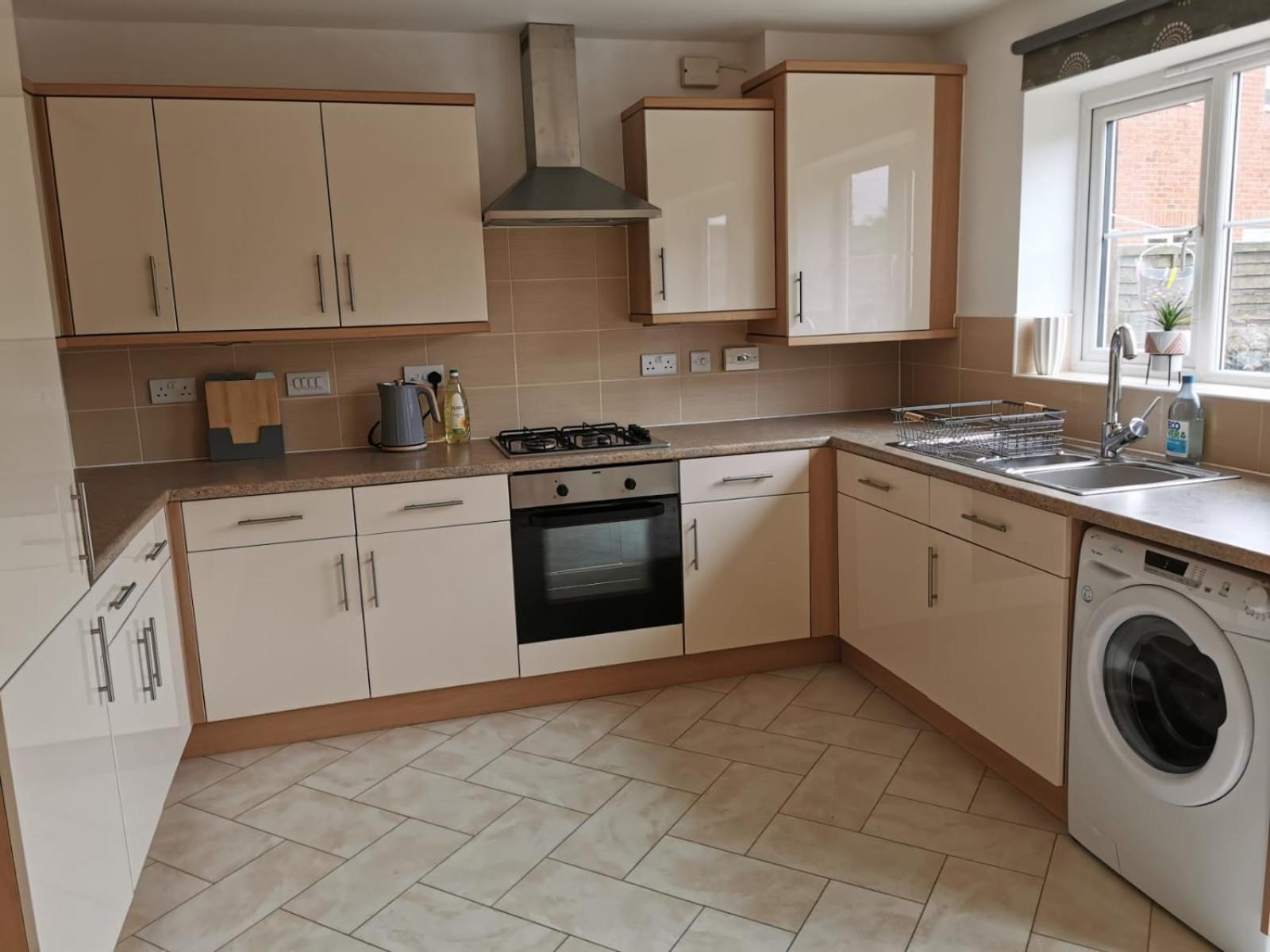 Modern Roomy 3 Bedroom Home Першор Экстерьер фото