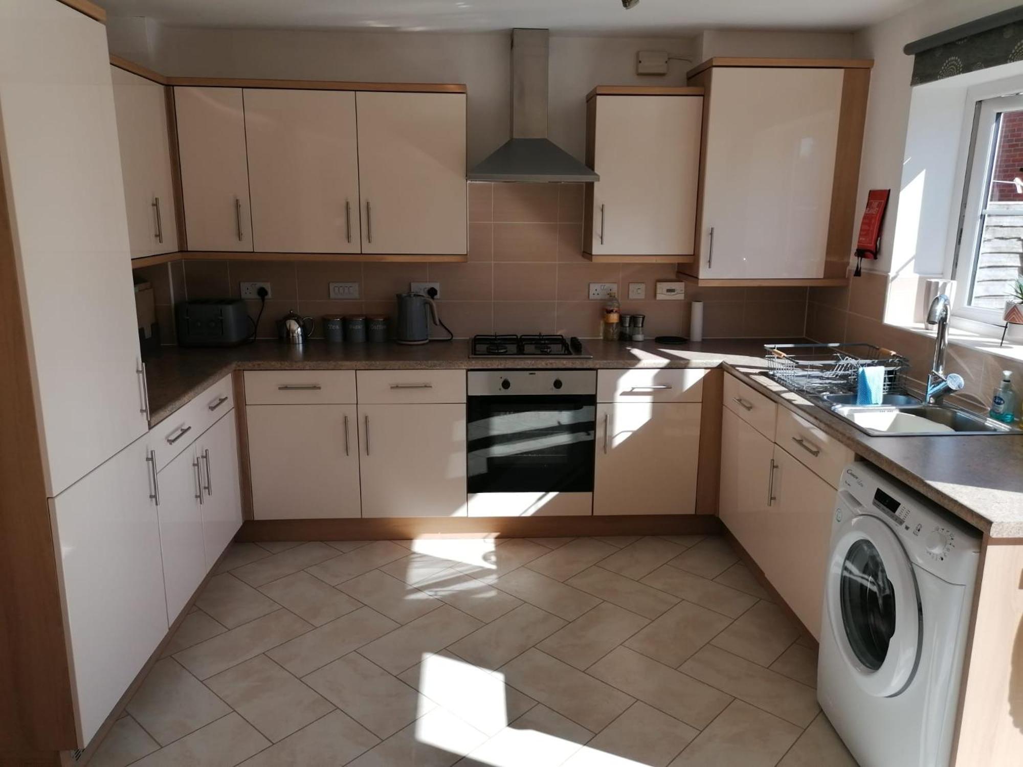 Modern Roomy 3 Bedroom Home Першор Экстерьер фото